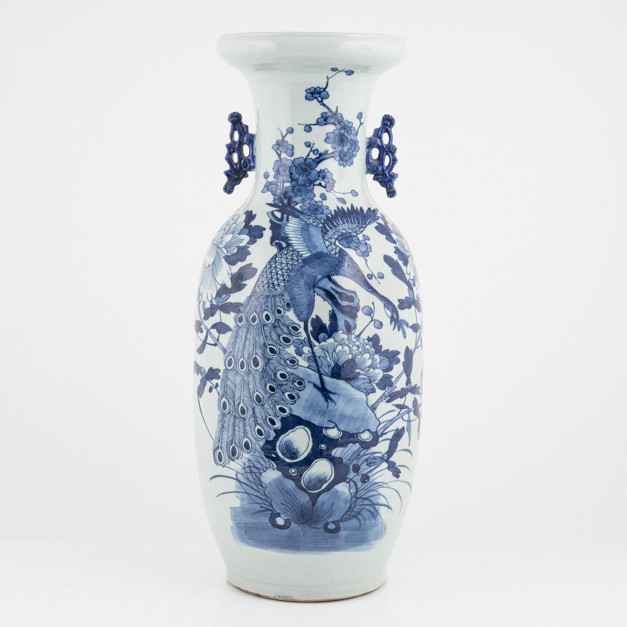 A large Chinese porcelain vase, 19th Century.