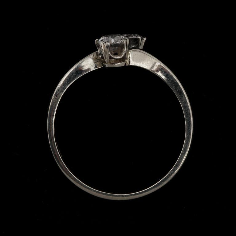 RING, sk syskonring, 18k vitguld, antikslipade diamanter, tot ca 0,5 ct. 1942. Tot vikt 2,3g.