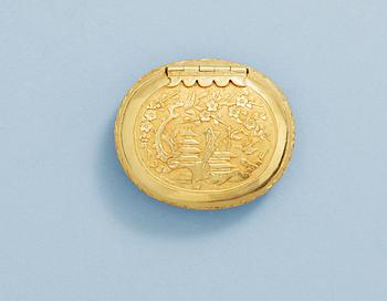 816. An Asian 20th century gold snuff-box.