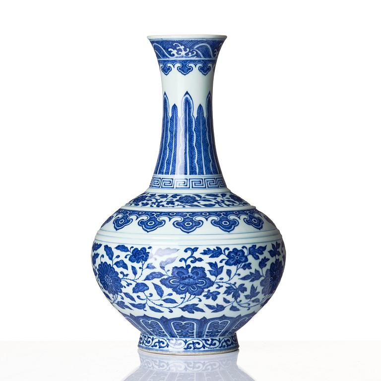 Vas, porslin. Qingdynastin med Guangxus sigillmärke och period (1875-1908).