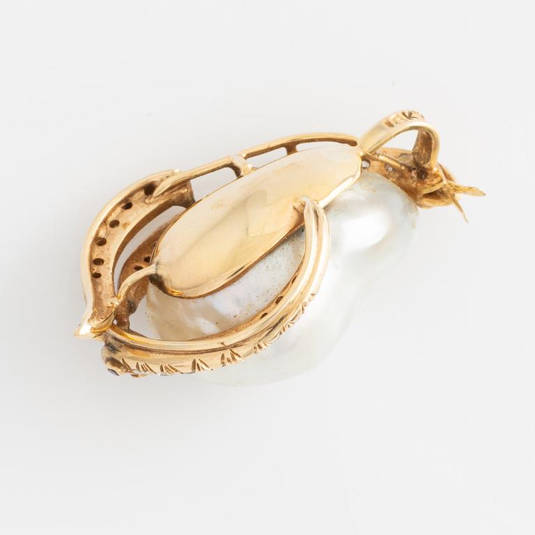 Pendant, 18K gold with baroque-shaped pearl and a serpent motif with brilliant-cut diamonds.