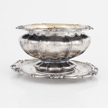Gustaf Möllenborg, såsskål på fat, silver, nyrokoko, Stockholm 1847.