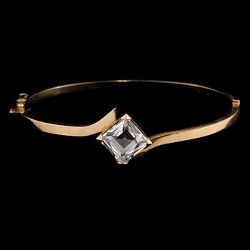 ARMRING, 18k guld och fasettslipad bergkristall, Svedboms Vetlanda. Vikt 10 g.