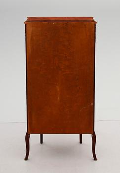 VITRINSKÅP, rokokostil, 1900-talets andra hälft.