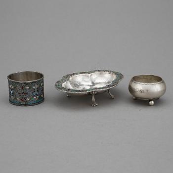 SKÅL och SERVETTRING samt SALTKAR, silver, bl a Ryssland, ca 1900. Tot vikt: 89 gram.
