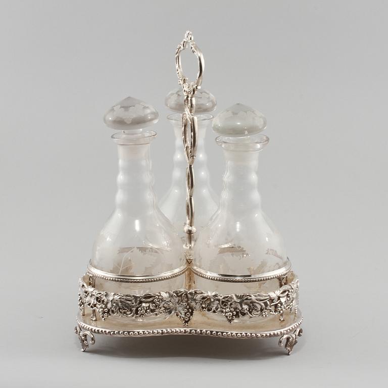 BORDSSURTOUT, vitmetall och glas, 1900-talets andra hälft.