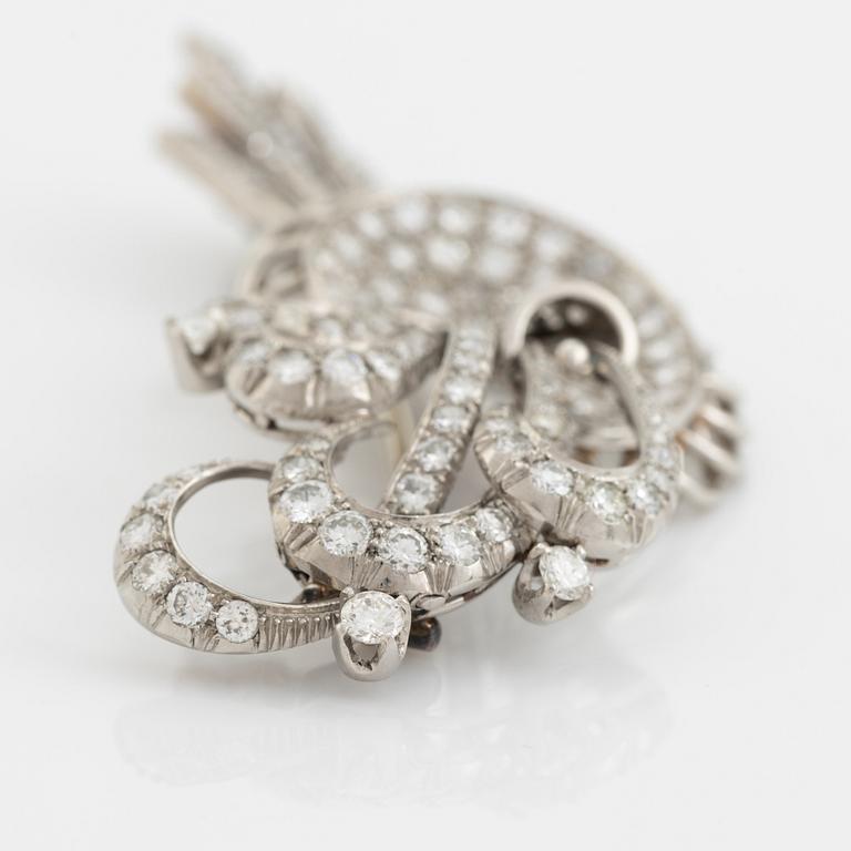 Platinum and brilliant cut diamond brooch. Ca 1930-40's.