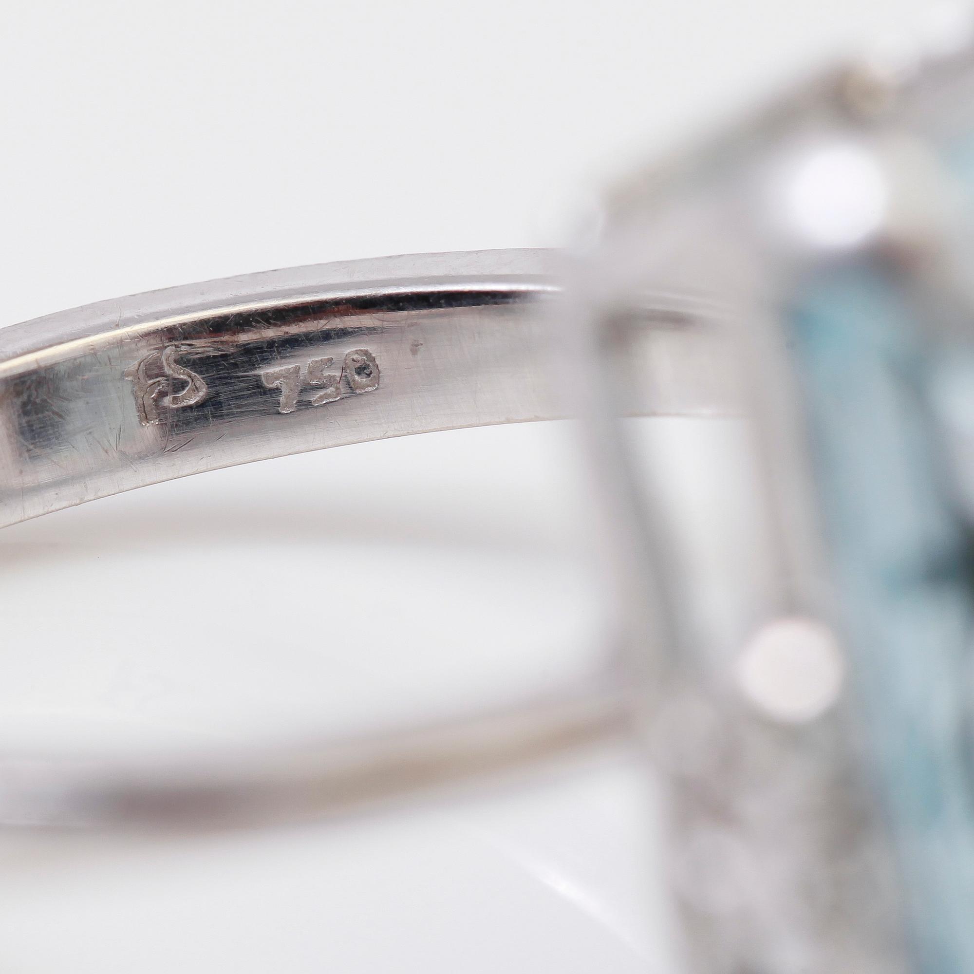 RING, akvamarin ca 8,00 ct, 4 briljantslipade diamanter.