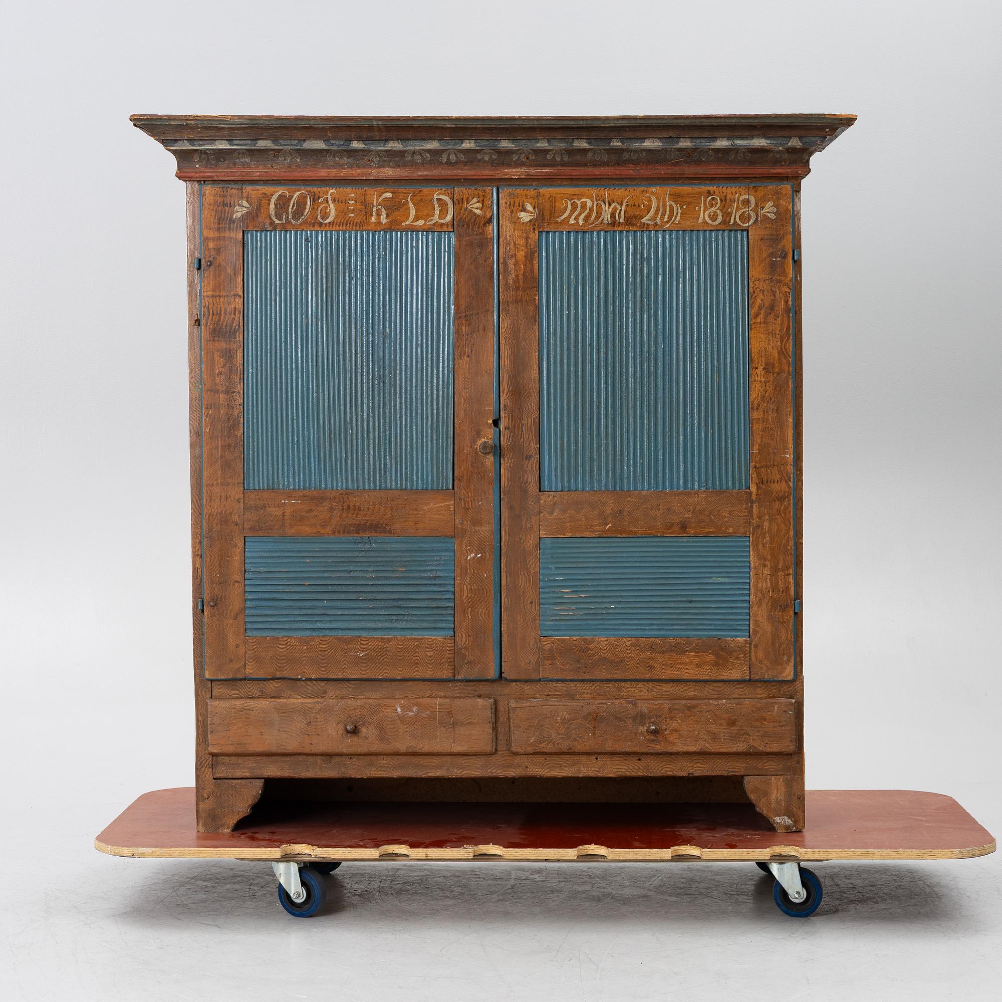 Skåp, allmoge, daterat 1818.