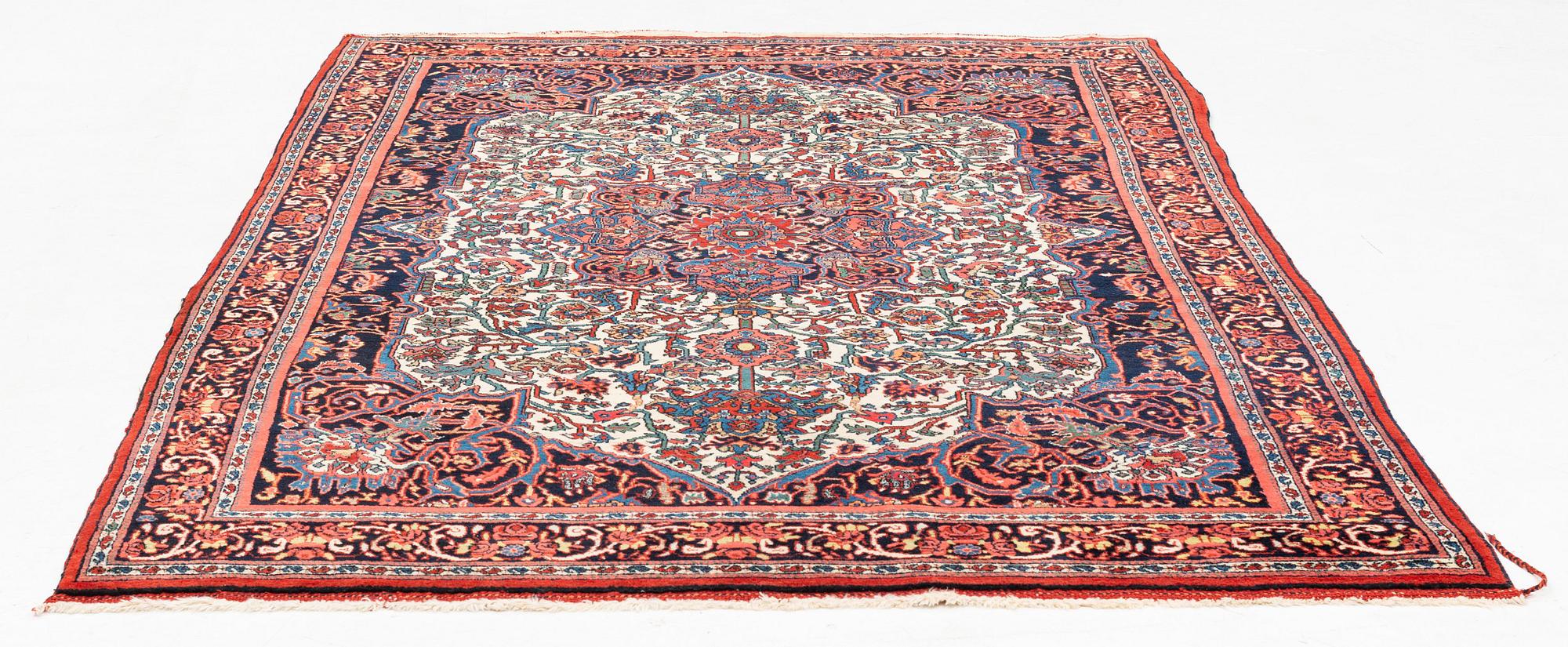 A semi-antique Bidjar carpet, ca 270 x 163 cm.