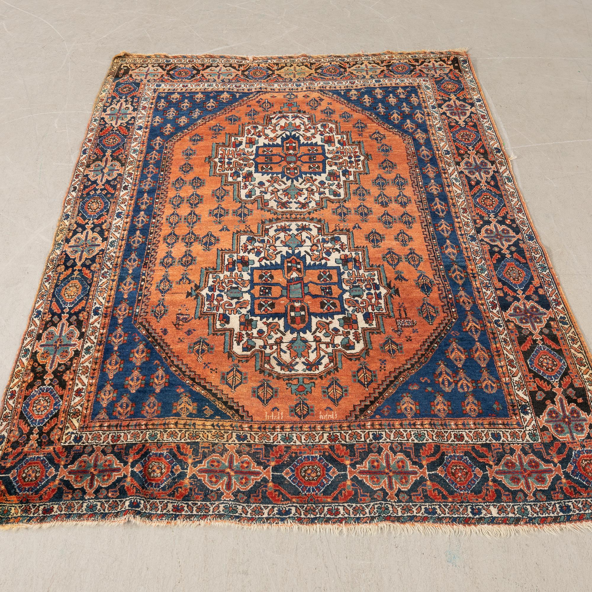 Rug Oriental semi-antique/antique signed approx. 197x150 cm.