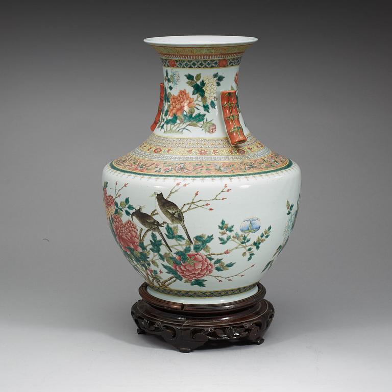 A large enamelled vase, Qing dynasty with Guangxus mark and period (1875-1908).