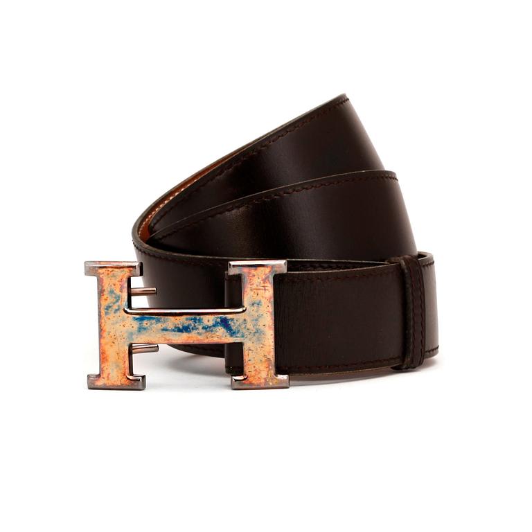 HERMÉS, a dark brown leather belt.