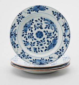 TALLRIKAR, 4 st snarlika, porslin, Kina, 1700-tal.