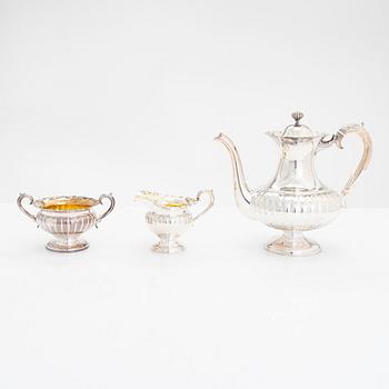 A 3-piece silver coffee set and a round silver tray, Kultakeskus, Hämeenlinna  1969-70.