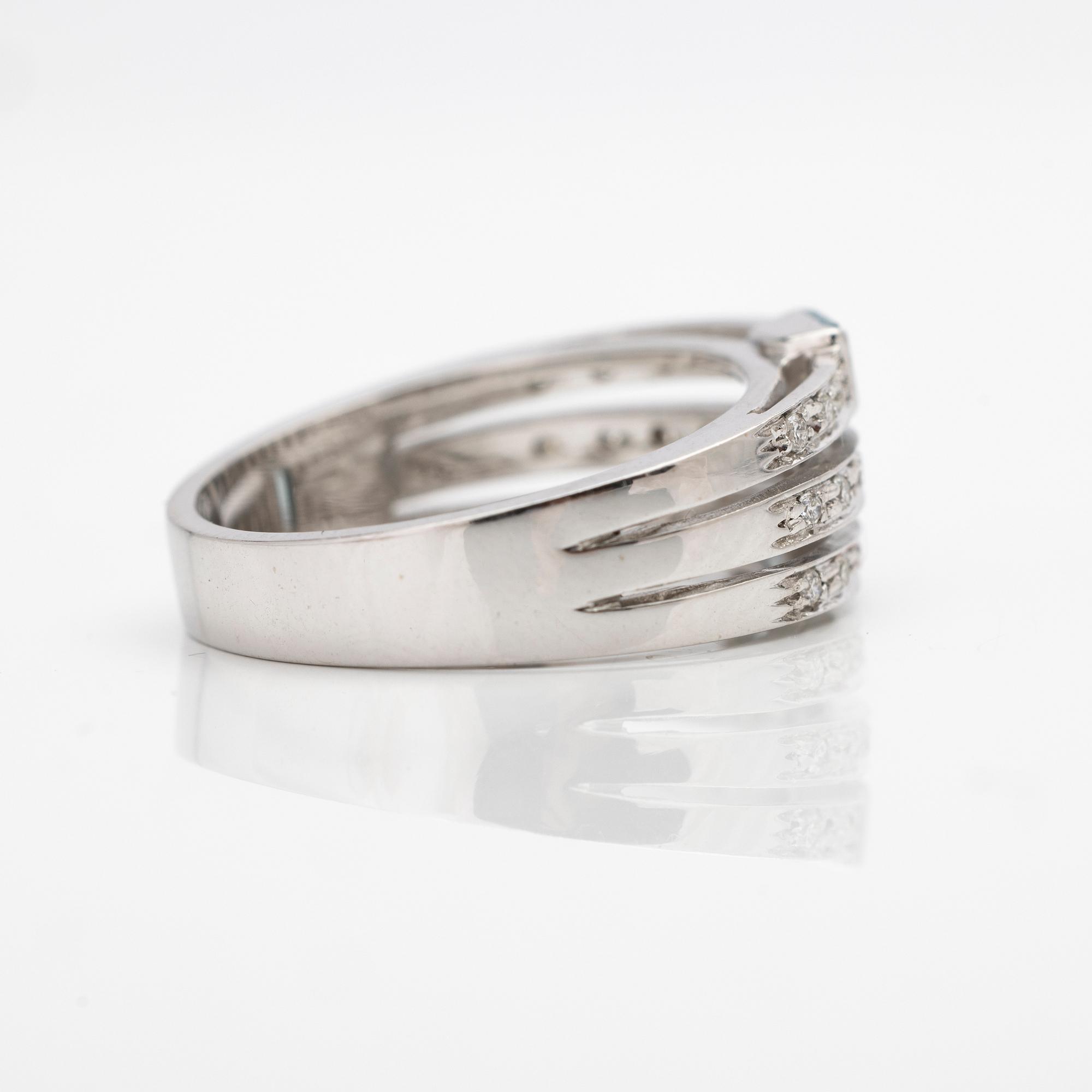 Ring, 18K white gold with aquamarines and brilliant-cut diamonds.