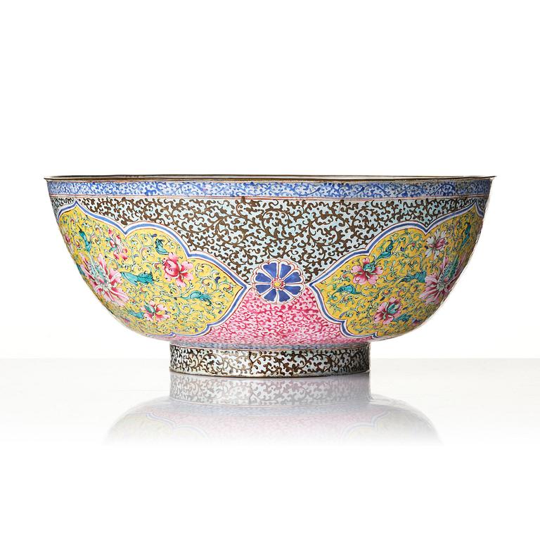 A large enamel on copper bowl, and a cover, Qing dynasty, 18th century.