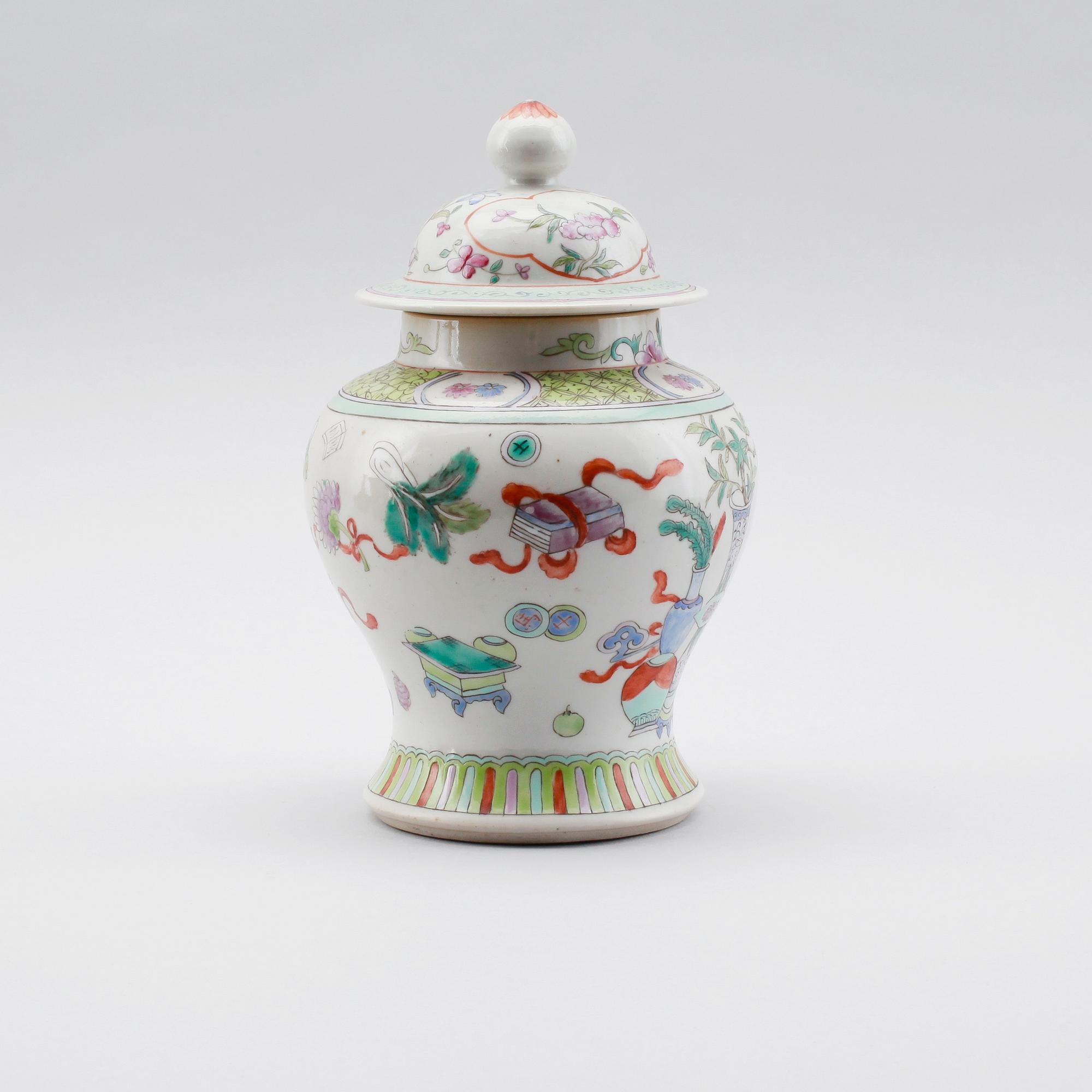 LOCKURNA, porslin, Kina, 1900-tal.