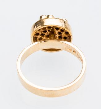 RING, 18 K guld med smaragd, Heribert Engelbert, Stockholm, 1969. Vikt ca 5,3 g.