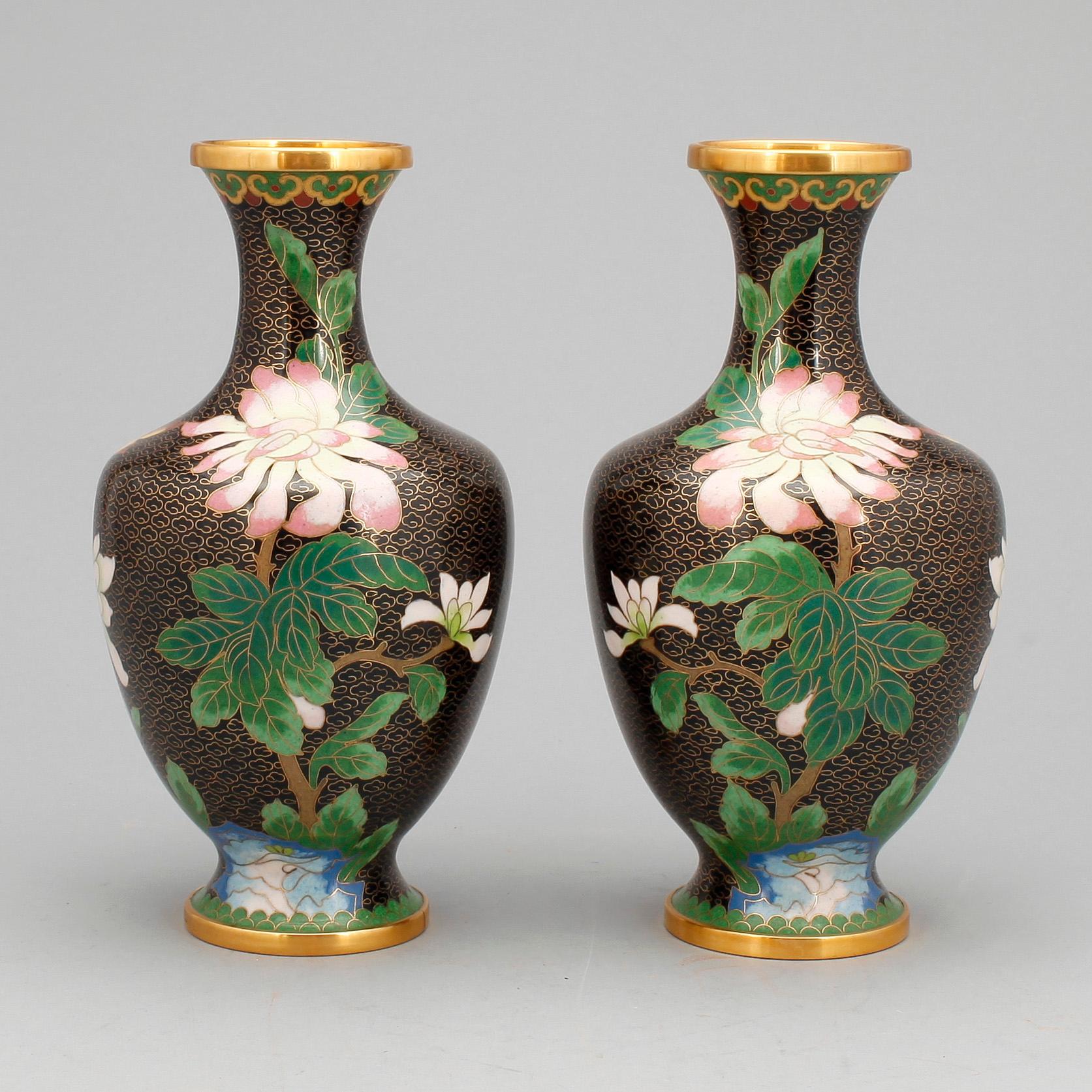 VASER, ett par, cloisonne, Kina 1900-tal.