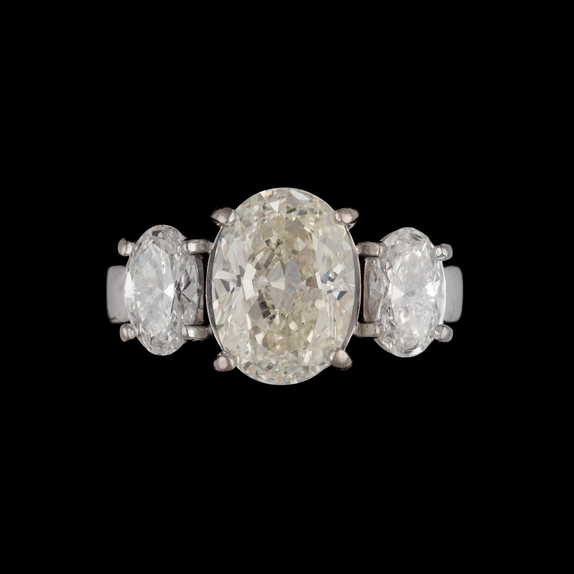 RING, oval briljantslipad diamant, 3,52 ct med två ovala briljantslipade diamanter tot. ca 1.60 ct.
