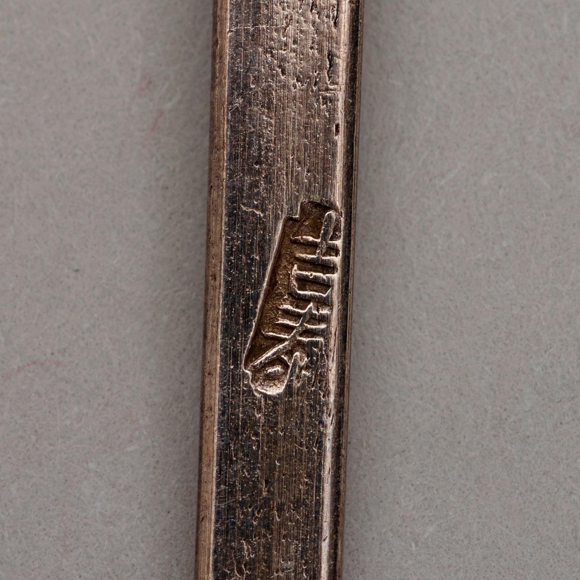 SKEDAR (9+1+3), silver. Delvis genombruten dekor av fjärilar och fladdermöss. Sen Qingdynastin (1644-1912).