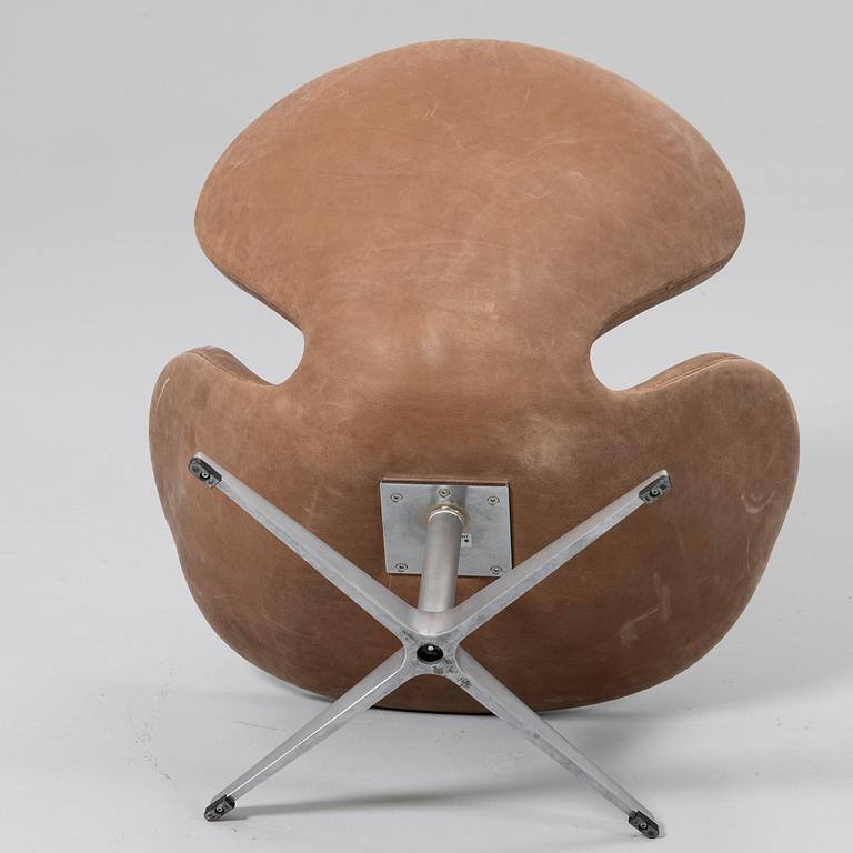 Arne Jacobsen, Armchair, “Swan”, Fritz Hansen, Denmark.