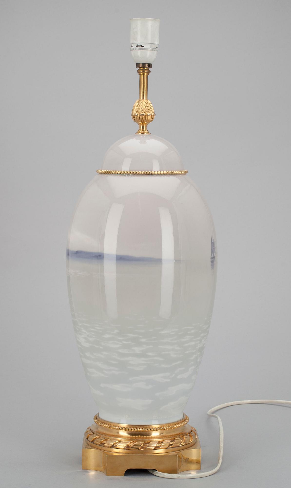 PÖYTÄVALAISIN, posliinia sekä kullattua messinkiä, Bing & Gröndahl, Tanska 1900-luvun alku.