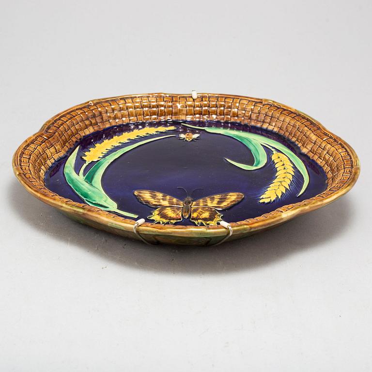 GEORGE JONES, a maiolica dish, Staffordshire, second half of the 20th century.