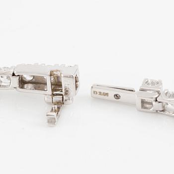 Tennisarmband, 18K vitguld med briljantslipade diamanter.