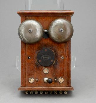 VÄGGTELEFON, med tillbehör, tidigt 1900-tal.