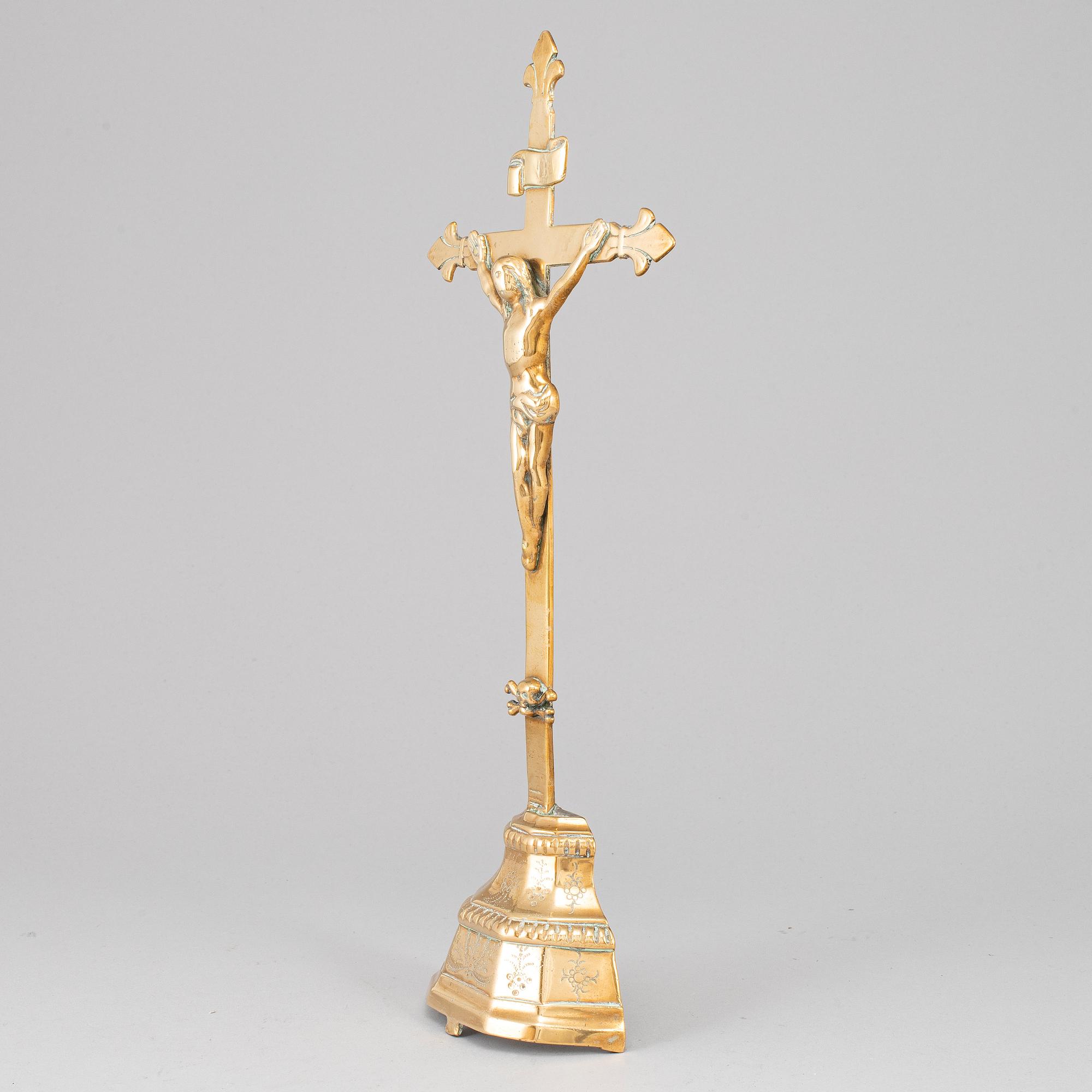 A bronze crucifix,17th/18th century.