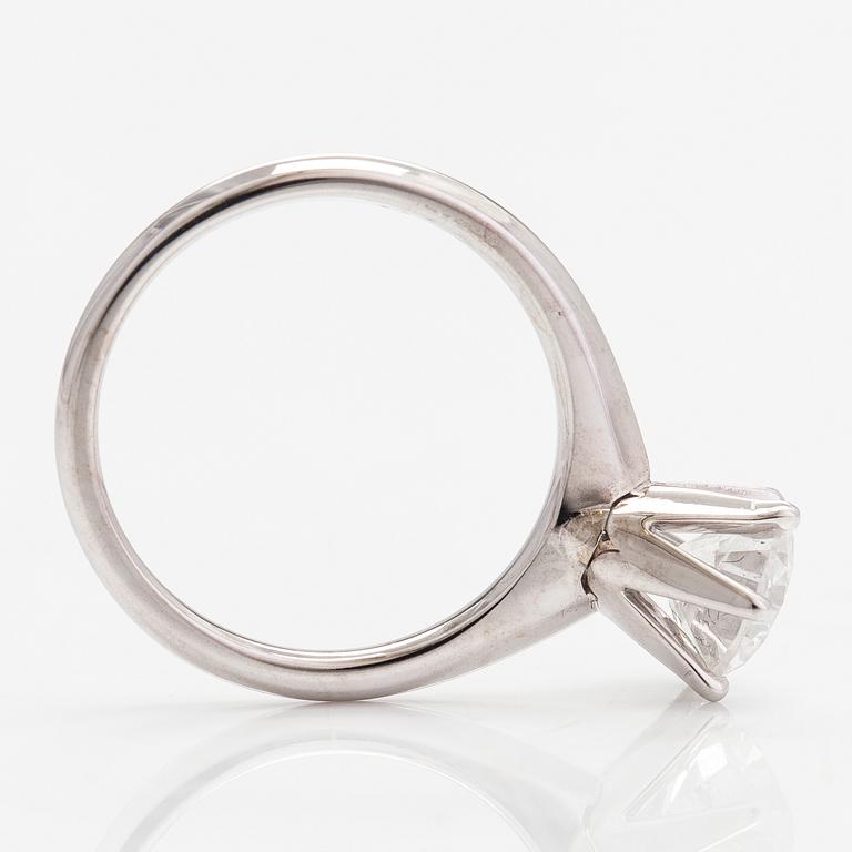 Ring, 14K vitguld och diamant ca 1.56 ct. AIG-certifikat.