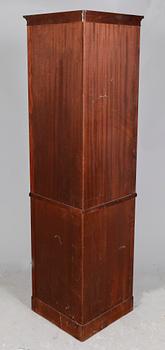 HÖRNVITRINSKÅP, England, 1900-tal.