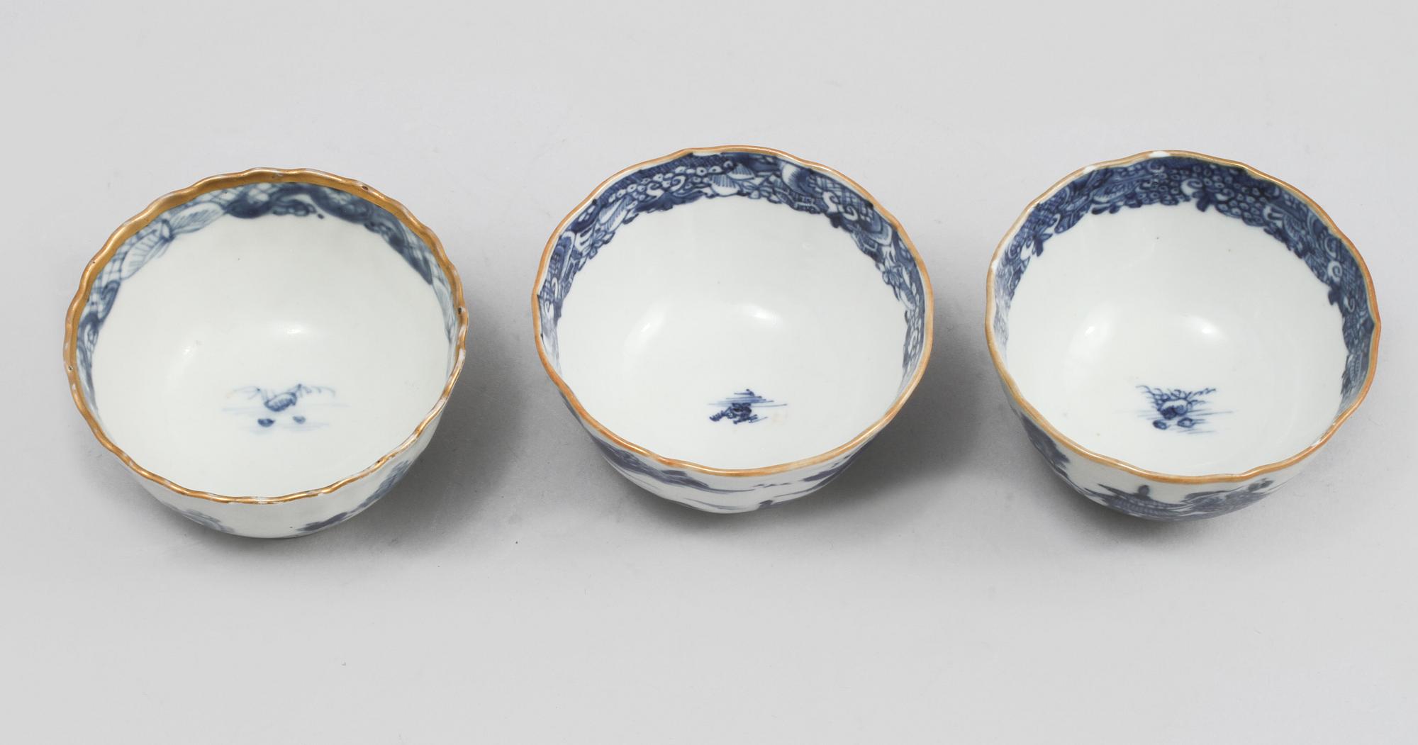 KOPPAR, tre snarlika, porslin, Kina, 1700-tal.