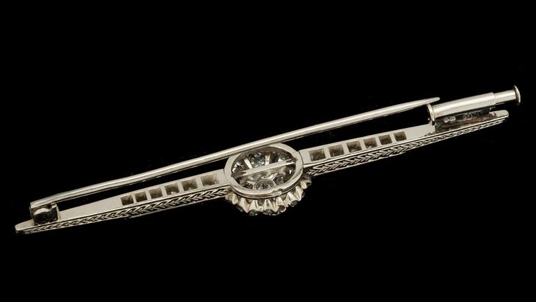 BROSCHNÅL, platina med gammalslipade diamanter ca 0,30 ct. Vikt ca 5 g.