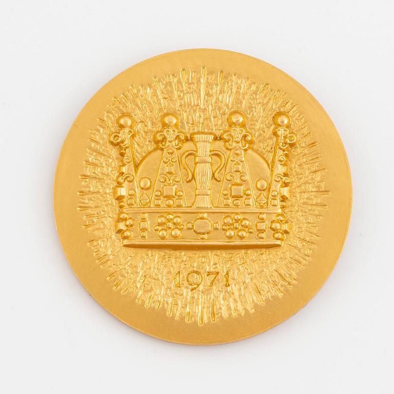 A Swedish 18K gold medal, over H.K.H. King Carl XVI Gustaf as crown prince.