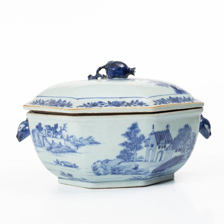 Terrin med lock, kompaniporslin, Kina, Qingdynastin, Qianlong (1736-95).