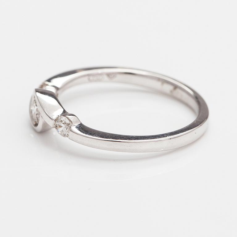 Sormus, 18K valkokultaa, timantteja n. 0.32 ct yht. Tuontileimattu ITD, Espoo.