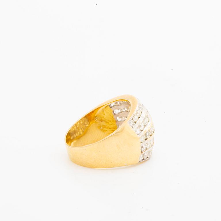 RING 18K gold w brilliant-cut diamonds approx 1 ct in total.