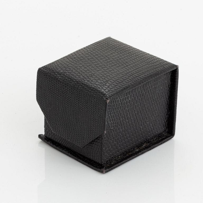 18K gold and small brilliant-cut diamond ring.