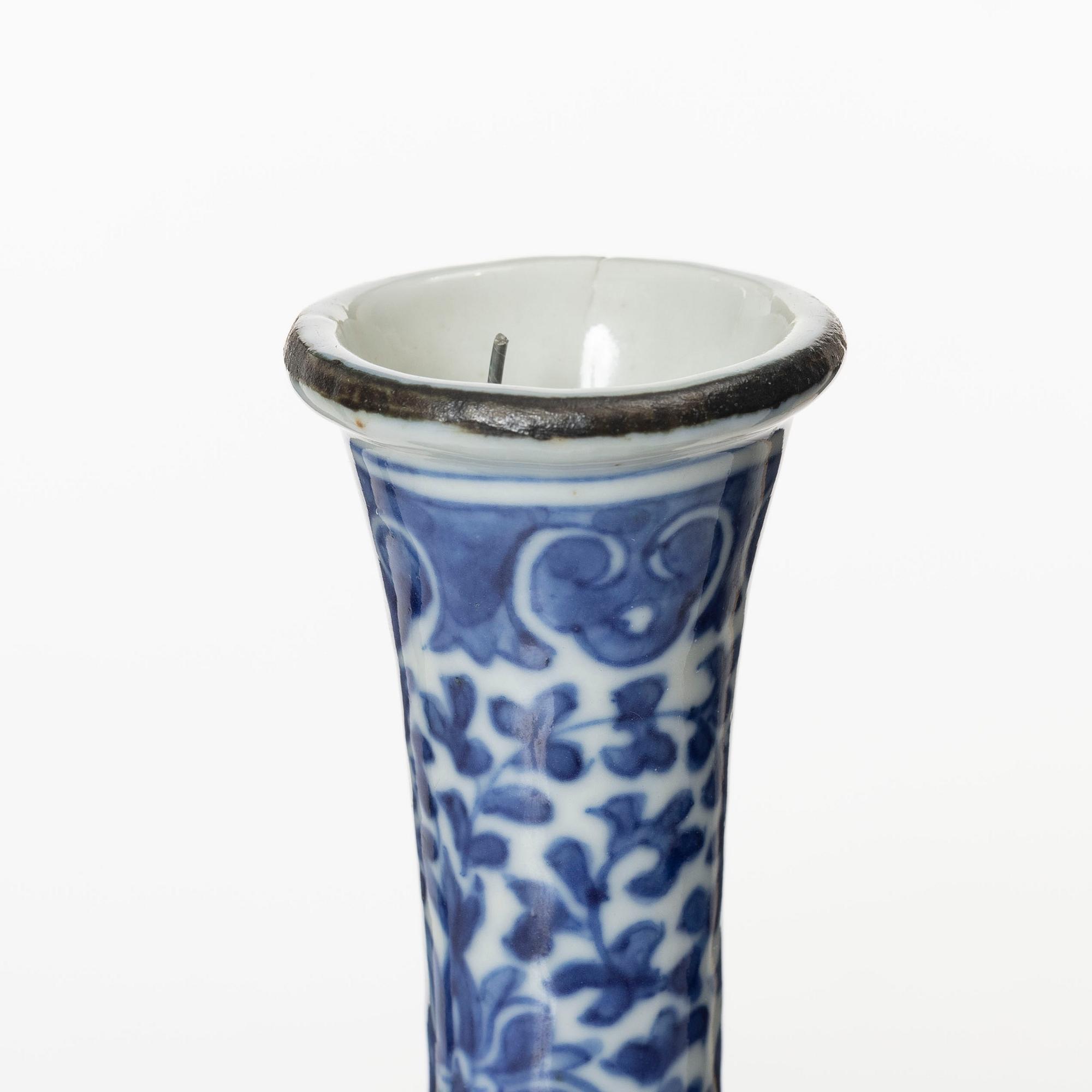 A blue and white tulip vase, Qing dynasty, 19th century.