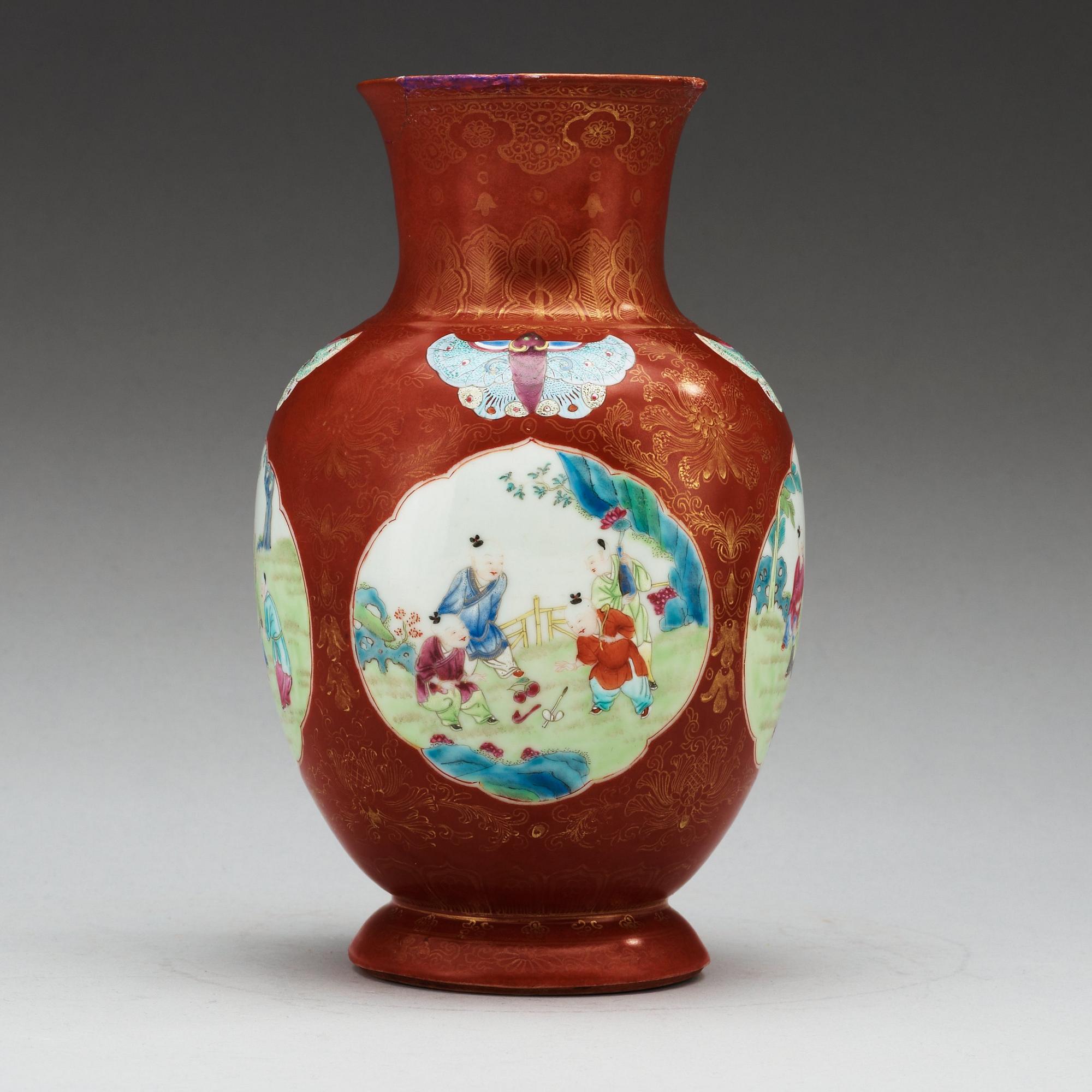 A famille rose vase, late Qing dynasty.