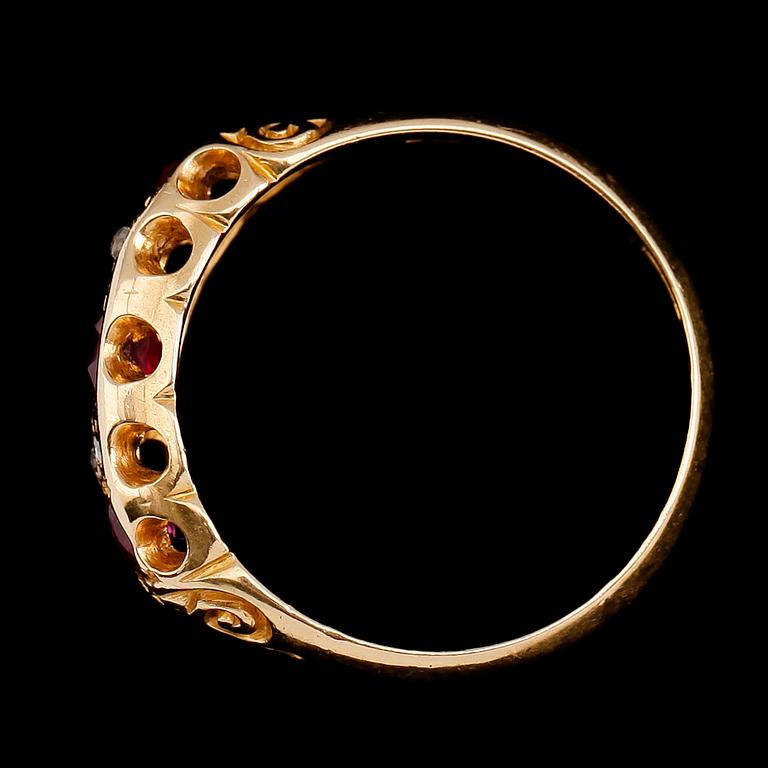 RING, 18 k guld, England 1904, med röda stenar och rosenslipade diamanter. Vikt ca 3 gram.