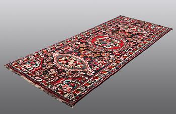 A RUNNER, Bakhtiari, ca 318 x 123 cm.