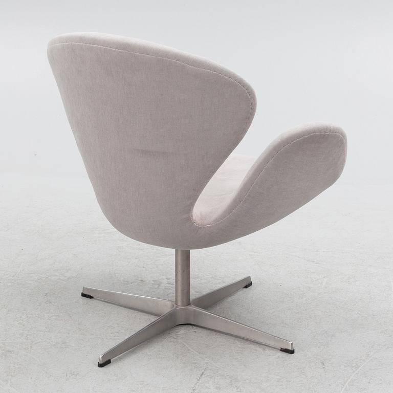 Arne Jacobsen, fåtölj, "Svanen", Fritz Hansen, Danmark 2001.