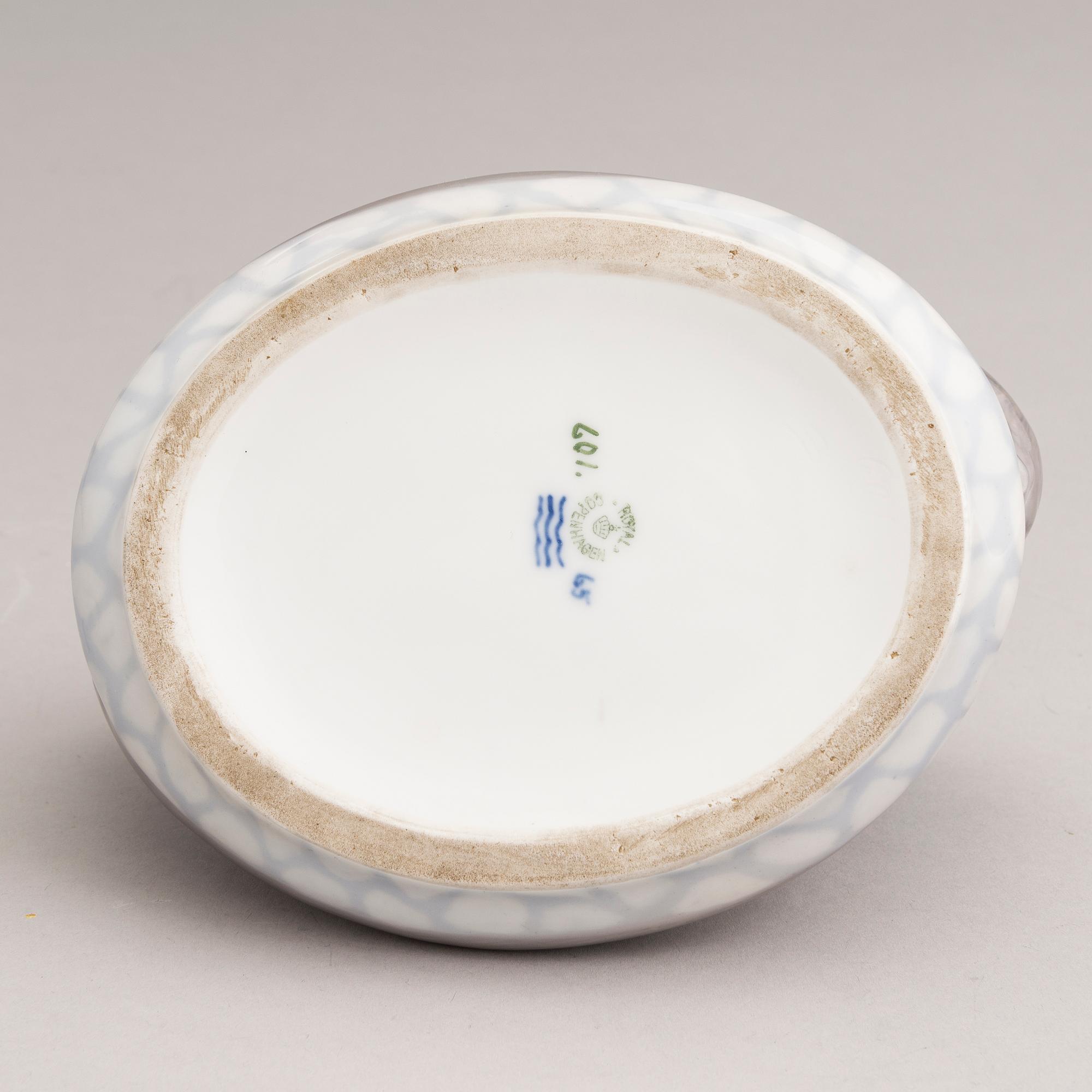 A porcelain bowl, Royal Copenhagen, Danmark 1889-1922.