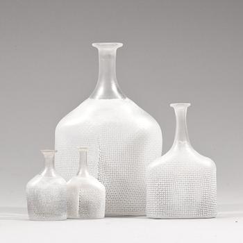 FLASKOR, 4 st, glas. Bertil Vallien, Kosta Boda. Signerade.