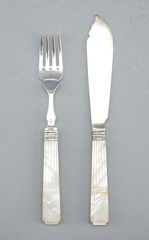 FISKBESTICK, 24 delar, silver och pälemor, CG Hallberg, bland annat 1906.