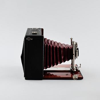 A foldable camera by Dr. Lüttke & Arndt Wandsbek, Germany, first half of the 20th century.